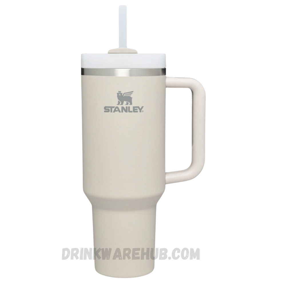 Stanley Tumbler Dune 40 OZ – Minimalist insulated tumbler in a warm beige dune color. Ideal for keeping drinks hot or cold for hours, perfect for outdoor adventures and everyday use.