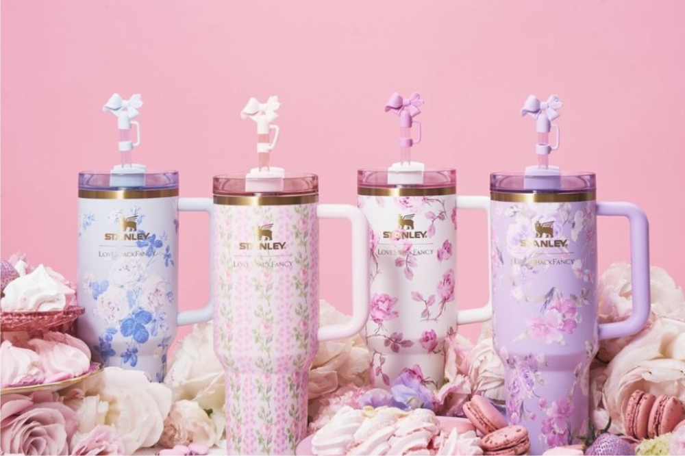 Stanley Quencher Flowstate Mug X Love Shack Fancy Collection 40 OZ – Elegant set of limited edition tumblers featuring romantic floral designs like Rosa Beaux Pink, Rosa Beaux Blue, Blooming Heirloom, Everblooming Rosettes, Happy Thoughts, and Ribbon Rosa. Each Stanley Flowstate Quencher includes a beautiful gift box and keeps drinks hot or cold for hours. Perfect for collectors, gifting, and daily hydration.