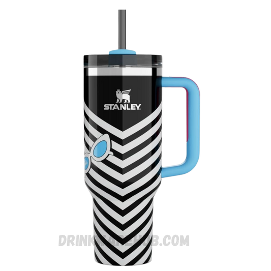 Stanley Quencher Flowstate Mug X Barbie 1959 Original 40 OZ – Limited edition tumbler from the Barbie collection, featuring the classic 1959 Original design. This Stanley Flowstate Quencher keeps drinks hot or cold for hours, perfect for collectors, daily hydration, and travel.