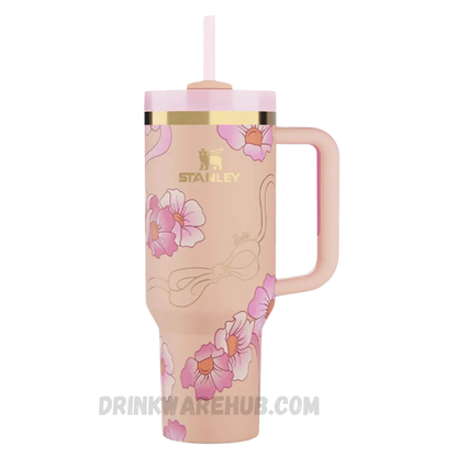 Stanley Quencher Flowstate Mug X Barbie Peaches N Cream 40 OZ – Limited edition Barbie collaboration featuring a soft peach and cream design. This Stanley Flowstate Quencher keeps beverages hot or cold for hours, perfect for collectors, travel, and daily hydration.