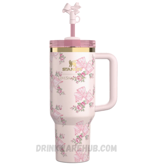 Stanley Quencher Flowstate Mug X Love Shack Fancy Rosa Beaux Pink 40 OZ With Gift Box – Limited edition collaboration featuring a romantic Rosa Beaux Pink design. Comes with a beautiful gift box. This Stanley Flowstate Quencher keeps drinks hot or cold for hours, perfect for gifting, collectors, and daily hydration.